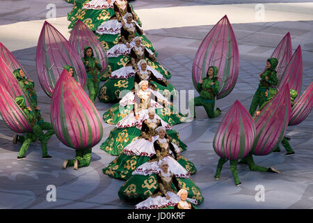 San Pietroburgo, Russia. 17 Giugno, 2017. Gli artisti interpreti o esecutori le danze sul passo durante la cerimonia di apertura della Confederations Cup presso lo stadio di Saint Petersburg, Russia, 17 giugno 2017. Foto: Marius Becker/dpa/Alamy Live News Foto Stock