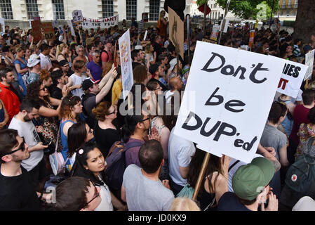 Londra, Regno Unito. Xvii Jun, 2017. Migliaia di manifestanti radunati fuori a Downing Street per contrastare il conservatore e parlamentare DUP "fornitura e fiducia" trattativa. Credito: Giacobbe Sacks-Jones/Alamy Live News. Foto Stock