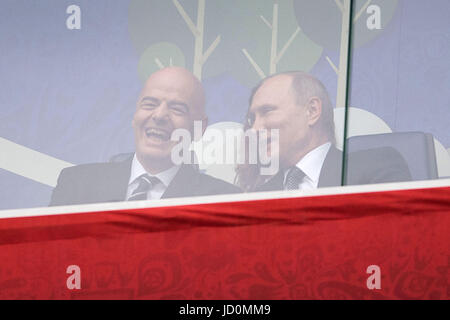 San Pietroburgo, Russia. 17 Giugno, 2017. Presidente della FIFA Gianni Infantino (l) e il Presidente russo Präsident Vladimir Putin nello stadio prima della Confederations Cup di gruppo di una partita di calcio tra la Russia e la Nuova Zelanda presso lo stadio di Saint Petersburg, Russia, 17 giugno 2017. Foto: Marius Becker/dpa/Alamy Live News Foto Stock