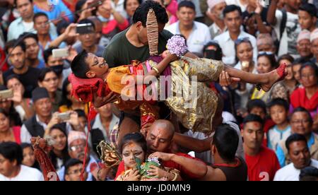 Kathmandu, Nepal. 17 Giugno, 2017. Un bambino è equilibrata al di sopra di un nasello di legno piantato in un carro da sacerdoti e devoti durante il Festival Tridents a Kathmandu, Nepal, il 17 giugno 2017. Il Tridents festival è celebrato dagli Indù che credono che i loro figli saranno benedetti dal buono stato di salute dopo la partecipazione a questo rituale. Credito: Sunil Sharma/Xinhua/Alamy Live News Foto Stock