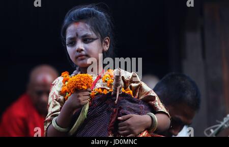 Kathmandu, Nepal. 17 Giugno, 2017. Un bambino reagisce durante il Festival Tridents a Kathmandu, Nepal, il 17 giugno 2017. Il Tridents festival è celebrato dagli Indù che credono che i loro figli saranno benedetti dal buono stato di salute dopo la partecipazione a questo rituale. Credito: Sunil Sharma/Xinhua/Alamy Live News Foto Stock