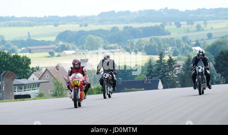 Hohenstein-ernstthal, Germania. 17 Giugno, 2017. Moto classiche passeggiate sul circuito del Sachsenring circuito automobilistico di Hohenstein-ernstthal, Germania, 17 giugno 2017. Il Sachsenring festeggia il suo novantesimo anniversario dal 16-18 giugno 2017, durante l'ADAC Sachsenring Classic. Circa 50.000 visitatori sono attesi per la 3 giorni di manifestazione. La prima gara al Sachsenring ha avuto luogo il 26 maggio 1927. Foto: Sebastian Willnow/dpa-Zentralbild/dpa/Alamy Live News Foto Stock