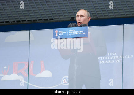 San Pietroburgo, Russia. 17 Giugno, 2017. Il presidente russo Präsident Vladimir Putin parla prima della Confederations Cup di gruppo di una partita di calcio tra la Russia e la Nuova Zelanda presso lo stadio di Saint Petersburg, Russia, 17 giugno 2017. Foto: Marius Becker/dpa/Alamy Live News Foto Stock