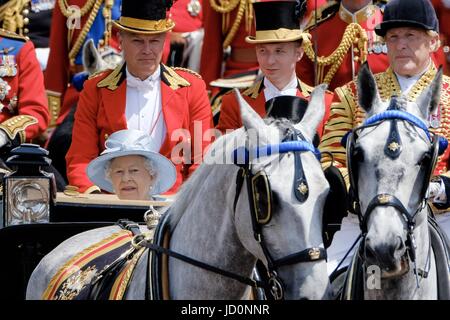 Londra, Regno Unito. 17 Giugno, 2017. La regina e il Duca di Edinbugh ritorno a Buckingham Palace dalla sfilata delle Guardie a Cavallo seguenti Trooping il colore in Londra, Regno Unito. 17 Giugno, 2017. HRH Queen Elizabeth II, il Principe Filippo Duca di Edimburgo. {TemporaryField3 Credito: Julie Edwards/Alamy Live News Foto Stock