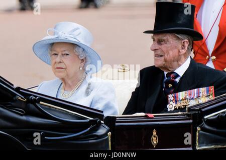 Londra, Regno Unito. 17 Giugno, 2017. La regina e il Duca di Edinbugh ritorno a Buckingham Palace dalla sfilata delle Guardie a Cavallo seguenti Trooping il colore in Londra, Regno Unito. 17 Giugno, 2017. HRH Queen Elizabeth II, il Principe Filippo Duca di Edimburgo. {TemporaryField3 Credito: Julie Edwards/Alamy Live News Foto Stock