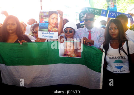 London.UK.xvii giugno.2017. La famiglia della Torre Grenfell vittima Zainab Dean marzo attraverso il nord di Kensington. London.UK © Brian Minkoff/Alamy Live News Foto Stock