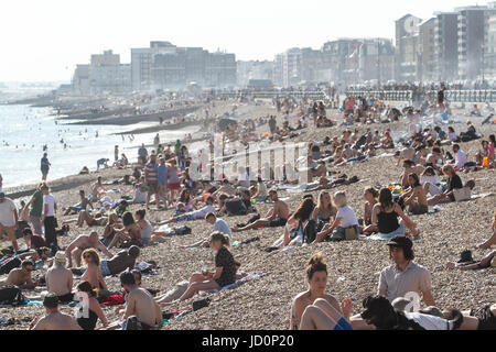 Brighton Sussex, Regno Unito. 17 Giugno, 2017. Le persone aventi un barbecue nel pomeriggio di sole sulla spiaggia di Brighton Credito: amer ghazzal/Alamy Live News Foto Stock