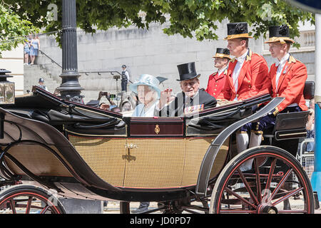Londra, Regno Unito. 17 Giugno, 2017. La regina Elisabetta II e del Principe Filippo , Duca di Edimburgo all'Trooping la parata di colori in London Credit: Andy Morton/Alamy Live News Foto Stock
