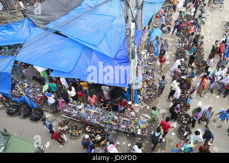Dacca in Bangladesh. 17 Giugno, 2017. La scarpa di strada-venditori stanno facendo una vivace attività con la loro raccolta mista di Usato e nuovo scarpe in Gulistan, a Dhaka, Bangladeh, 17 giugno 2017. Credito: Suvra Kanti Das/ZUMA filo/Alamy Live News Foto Stock