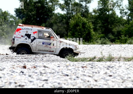 Valvasone, Italia. 17 Giugno, 2017. L'Italia, Valvasone: CESCHIN FRANCESCO ITA CESCHIN FRANCESCO SIMONE FERABOLI Mitsubishi Pajero compete durante la gamba3 del 2° Round del Campionato Italiano Cross Country Rally - Italian Baja 2017 il 17 giugno, 2017 Credit: Andrea Spinelli/Alamy Live News Foto Stock