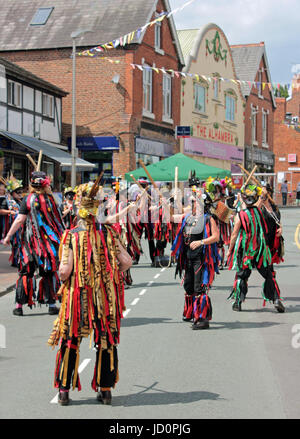 Middlewich, Cheshire, Regno Unito. 17 Giugno, 2017. Morris gli uomini a Middlewich Folk e Boat festival Credito: Colin Wareing/Alamy Live News Foto Stock