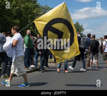 Berlino, Germania. 17 Giugno, 2017. Un sostenitore del diritto-ala 'Identitaere Bewegung' (lit. identitarian movimento) con una bandiera sulla Brunnenstrasse a Berlino (Germania), 17 giugno 2017. Vari gruppi hanno protestato contro una manifestazione di destra-gruppo di ala. Foto: Paolo Zinken/dpa/Alamy Live News Foto Stock