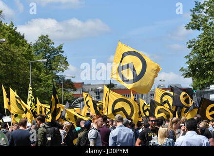 Berlino, Germania. 17 Giugno, 2017. I sostenitori del diritto-ala 'Identitaere Bewegung' (lit. identitarian movimento) sulla Brunnenstrasse a Berlino (Germania), 17 giugno 2017. Vari gruppi hanno protestato contro una manifestazione di destra-gruppo di ala. Foto: Paolo Zinken/dpa/Alamy Live News Foto Stock