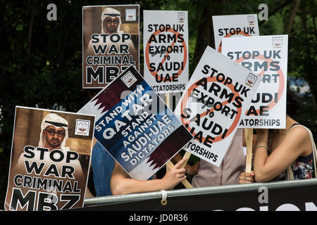 Londra, Regno Unito. 17 Giugno, 2017. Gli attivisti frequentare una protesta al di fuori dell'Ambasciata degli Emirati Arabi Uniti chiamato dalla campagna internazionale per la giustizia e la pace per manifestare la propria opposizione alla recente politica e mass media attacchi portati dai governi di Arabia Saudita e gli Emirati Arabi Uniti sullo stato del Qatar, accusandolo di finanziamento del terrorismo e il sostegno alla resistenza palestinese. Credito: Mark Kerrison/Alamy Live News Foto Stock