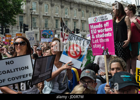 Londra, Regno Unito. 17 Giugno, 2017. Dimostranti Pro-Labor raccogliere su Whitehall al di fuori di Downing Street nel centro di Londra per protestare contro il Primo Ministro Theresa Maggio, opporsi ad un alleanza tra il partito conservatore e il democratico partito unionista (DUP) come pure la domanda di giustizia per le vittime di Grenfell Torre fire. Credito: Wiktor Szymanowicz/Alamy Live News Foto Stock