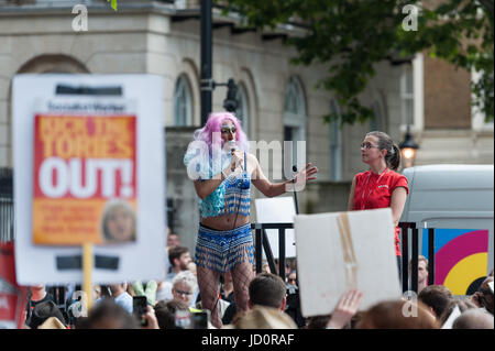 Londra, Regno Unito. 17 Giugno, 2017. Dimostranti Pro-Labor raccogliere su Whitehall al di fuori di Downing Street nel centro di Londra per protestare contro il Primo Ministro Theresa Maggio, opporsi ad un alleanza tra il partito conservatore e il democratico partito unionista (DUP) come pure la domanda di giustizia per le vittime di Grenfell Torre fire. Credito: Wiktor Szymanowicz/Alamy Live News Foto Stock