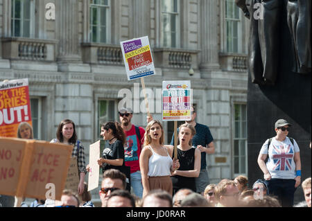 Londra, Regno Unito. 17 Giugno, 2017. Dimostranti Pro-Labor raccogliere su Whitehall al di fuori di Downing Street nel centro di Londra per protestare contro il Primo Ministro Theresa Maggio, opporsi ad un alleanza tra il partito conservatore e il democratico partito unionista (DUP) come pure la domanda di giustizia per le vittime di Grenfell Torre fire. Credito: Wiktor Szymanowicz/Alamy Live News Foto Stock