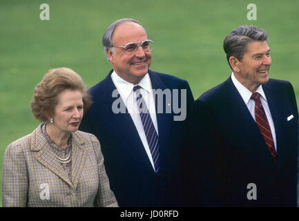 FILE - un file immagine datata 3 Maggio 1985 mostra del Primo Ministro britannico Margaret Thatcher, il cancelliere tedesco Helmut Kohl e il presidente statunitense Ronald Reagan (l-r) all'Weltwirtschaftsgipfel (lit. Mondo Vertice economico) a Bonn in Germania. Helmut Kohl morì all'età di 87 il 16 giugno 2017. Foto: dpa Foto Stock