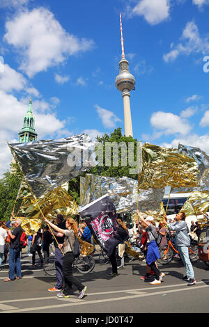 Berlino, Germania. Il 17 giugno 2017. I manifestanti marciano in una dimostrazione Anti-Nazi in Spandauenstrasse vicino la Fernsehturm di Berlino, Germania. Molti manifestanti portati cartelli dicendo Berlino contro i nazisti Credito: Paul Brown/Alamy Live News Foto Stock