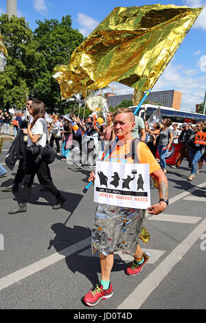 Berlino, Germania. Il 17 giugno 2017. I manifestanti marciano in una dimostrazione Anti-Nazi in Spandauenstrasse vicino la Fernsehturm di Berlino, Germania. Molti manifestanti portati cartelli dicendo Berlino contro i nazisti Credito: Paul Brown/Alamy Live News Foto Stock