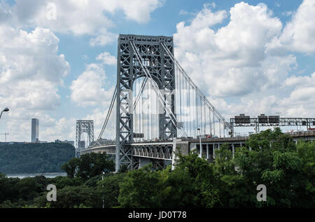 La città di New York, New York, Stati Uniti d'America. 11 Ago, 2016. Affacciato sul ponte George Washington Bridge da Washington Heights, New York. Il GWB è il mondo del ponte più trafficato, con 103 milioni di attraversamenti del veicolo nel 2016. Credito: Sachelle Babbar/ZUMA filo/Alamy Live News Foto Stock