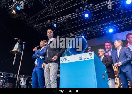 Kiel, Germania. 17nd giugno, 2017. Impressioni del primo giorno della Kieler Woche 2017 con la grande apertura dal famoso TV tedesca Host Kai Pflaume © Björn Deutschmann/Alamy Live News Foto Stock