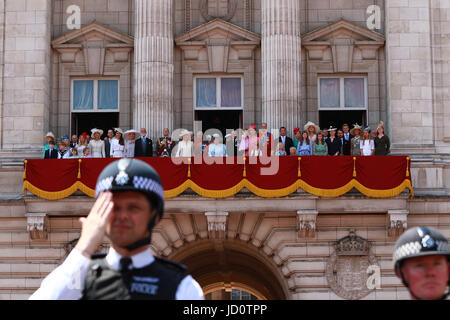 Londra, Regno Unito. 17 Giugno, 2017. È montato un funzionario di polizia saluta durante tre acclamazioni per HM Queen Elizabeth II con Sua Maestà la Regina Elisabetta II e del Principe Filippo , Duca di Edimburgo, Kate (Catherine Middleton) Duchessa di Cambridge, il principe William Duca di Cambridge, Princess Charlotte e Prince George e altri membri della famiglia reale sul balcone di Buckingham Palace dopo il Trooping del colore 2017. Trooping il colore segna il Queens ufficiale di compleanno. Trooping il colore, Londra, giugno 17, 2017 Credit: Paolo Marriott/Alamy Live News Foto Stock