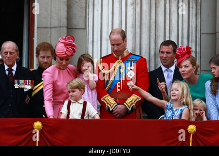 Londra, Regno Unito. 17 Giugno, 2017. Il Principe Filippo , Duca di Edimburgo, il principe Harry (Galles), Kate (Catherine Middleton) Duchessa di Cambridge, il principe William Duca di Cambridge, Princess Charlotte, Prince George, Peter Phillips, savana e Isla Phillips, Estate Phillips sul balcone di Buckingham Palace dopo il Trooping del colore 2017. Trooping il colore segna il Queens ufficiale di compleanno. Trooping il colore, Londra, giugno 17, 2017 Credit: Paolo Marriott/Alamy Live News Foto Stock