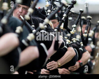 Oldmeldrum, Scotland, Regno Unito. 17 Giugno, 2017. Pipers marciando in un ammassato Pipe Band durante i Giochi delle Highland evento tenutosi a Oldmeldrum in Aberdeenshire, Scozia. Credito: AC Immagini/Alamy Live News Foto Stock