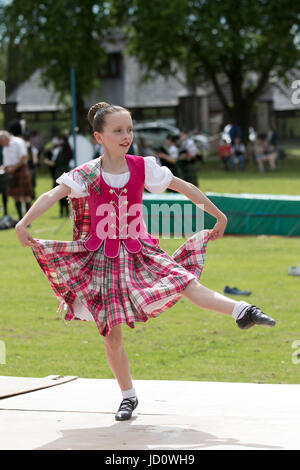 Oldmeldrum, Scotland, Regno Unito. 17 Giugno, 2017. Un altopiano danzatrice presso l'Highland Games Evento in Oldmeldrum, Aberdeenshire. Credito: AC Immagini/Alamy Live News Foto Stock