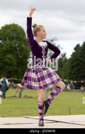 Oldmeldrum, Scotland, Regno Unito. 17 Giugno, 2017. Un ballerino Highland esecuzione durante i Giochi delle Highland a Oldmeldrum in Aberdeenshire, Scozia. Credito: AC Immagini/Alamy Live News Foto Stock