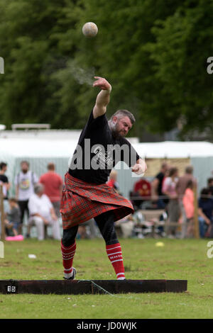 Oldmeldrum, Scotland, Regno Unito. 17 Giugno, 2017. Un concorrente nella pietra mettere evento presso l'Highland Games in Oldmeldrum, Scozia. Credito: AC Immagini/Alamy Live News Foto Stock