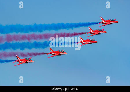 Weston-super-Mare, Regno Unito. 17 Giugno, 2017. La RAF frecce rosse Aerobatic Team carr fuori un sorprendente display in blu cielo estivo a Weston Air Festival, situato in Weston-super-Mare, Regno Unito. Credito: Bob Sharples Alamy/Live News Foto Stock