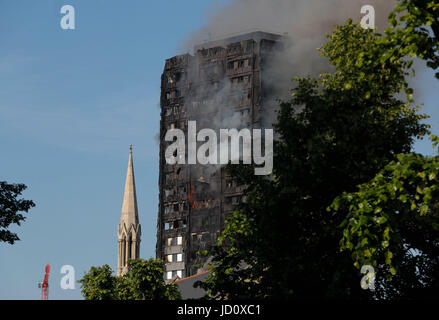 Pechino, Gran Bretagna. 14 Giugno, 2017. Un edificio di appartamenti è inghiottito da un enorme incendio nella zona occidentale di Londra, Gran Bretagna, 14 giugno 2017. Credito: Han Yan/Xinhua/Alamy Live News Foto Stock