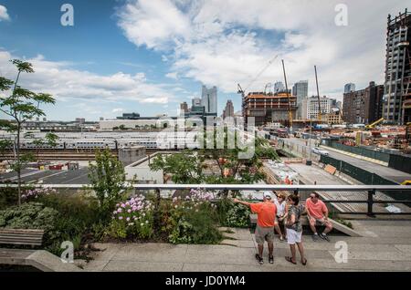 Vista della Hudson cantieri progetti di costruzione dalla linea alta. 8 Ago, 2016. Credito: Sachelle Babbar/ZUMA filo/Alamy Live News Foto Stock