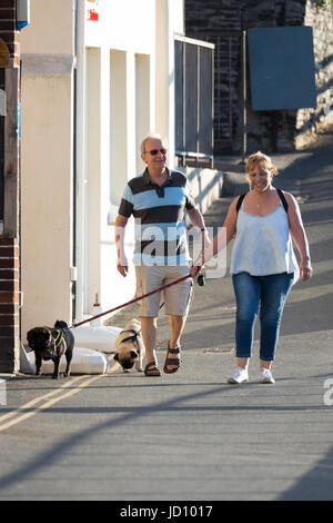 I visitatori del popolare destinazione balneare e villaggio di pescatori di Padstow in Cornovaglia Inghilterra durante una mattina d'estate Foto Stock