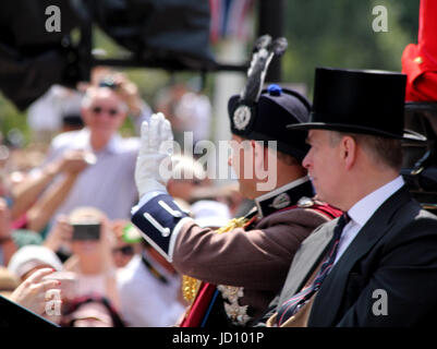 Londra, Regno Unito. 17 Giugno, 2017. S.a.r. il principe Andréj & HRH Edward prezzo nel centro commerciale sul modo di Trooping il credito di colore: Chris Carnell/Alamy Live News Foto Stock