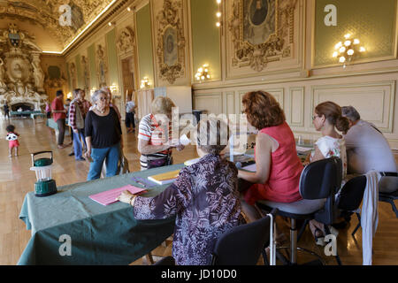 Tours, Francia. Il 18 giugno 2017. Francia voti nel secondo turno delle elezioni parlamentari di domenica, in run-off di voti per il top i candidati da domenica scorsa il primo round. Credito: Julian Elliott/Alamy Live News Foto Stock