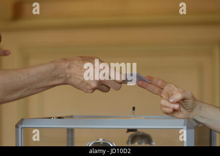 Tours, Francia. Il 18 giugno 2017. Francia voti nel secondo turno delle elezioni parlamentari di domenica, in run-off di voti per il top i candidati da domenica scorsa il primo round. Credito: Julian Elliott/Alamy Live News Foto Stock