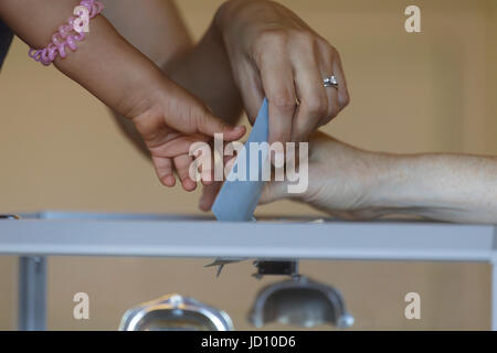 Tours, Francia. Il 18 giugno 2017. Francia voti nel secondo turno delle elezioni parlamentari di domenica, in run-off di voti per il top i candidati da domenica scorsa il primo round. Credito: Julian Elliott/Alamy Live News Foto Stock