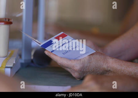 Tours, Francia. Il 18 giugno 2017. Francia voti nel secondo turno delle elezioni parlamentari di domenica, in run-off di voti per il top i candidati da domenica scorsa il primo round. Credito: Julian Elliott/Alamy Live News Foto Stock