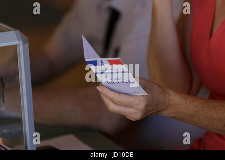 Tours, Francia. Il 18 giugno 2017. Francia voti nel secondo turno delle elezioni parlamentari di domenica, in run-off di voti per il top i candidati da domenica scorsa il primo round. Credito: Julian Elliott/Alamy Live News Foto Stock