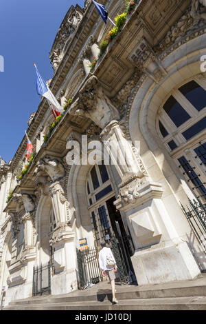 Tours, Francia. Il 18 giugno 2017. Francia voti nel secondo turno delle elezioni parlamentari di domenica, in run-off di voti per il top i candidati da domenica scorsa il primo round. Credito: Julian Elliott/Alamy Live News Foto Stock