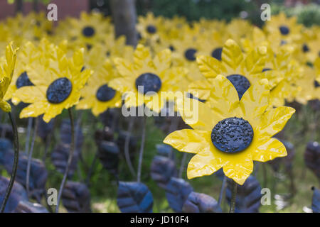 Colomba casa ricordi estivi evento - colomba hospice casa tenere un servizio per gli amici, famiglie e cari. La manifestazione comprendeva una visualizzazione di mano girasoli di metallo, sostenuto da donazioni e molti con nomi incisi. Foto Stock