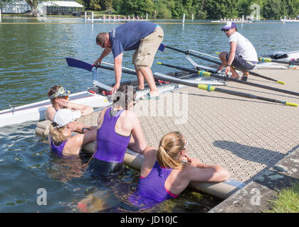 Henley on Thames, Oxon, UK. 18th June, 2017. Temperatures reaching nearly 30 degrees at the 30th Henley womens Regatta. Competitors cooling off after completeing a race as temperatures soared on the riverbank. Credit: Allan Staley/Alamy Live News Foto Stock