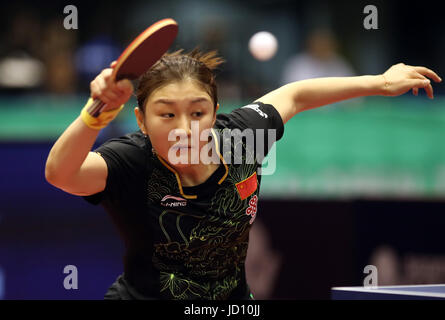 Tokyo, Giappone. Il 18 giugno, 2017. Tabella cinese giocatore di tennis Chen Meng restituisce la sfera contro il suo connazionale Sun Yingsha durante il singolare femminile finale della ITTF World Tour Platinum Japan Open tennis tavolo campionati a Tokyo palestra di Domenica, 18 giugno 2017. Chen fu sconfitto da Sun 3-4 e finito il secondo. Credito: Yoshio Tsunoda/AFLO/Alamy Live News Foto Stock