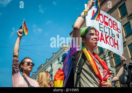 Kiev, Ucraina. Il 18 giugno, 2017. Gli attivisti LGBT prendere parte in un marzo di Kyiv Pride 2017. La strada era parzialmente ostruita da gruppi di attivisti nazionalisti, ma la distanza di 1200 metri è stato superato dall'orgoglio i partecipanti senza incidenti. Più di duemila persone hanno preso parte all'orgoglio. Credito: Kateryna Olexenko/Alamy Live News Foto Stock