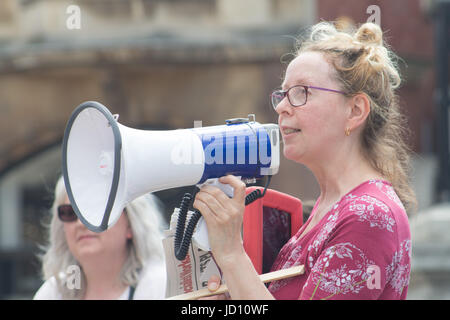 Scafo stand fino al razzismo detiene una dimostrazione con altoparlanti affrontando la torre grenfell fuoco mentre stand fino al razzismo e organizzazioni simili a tenere dimostrazioni nazionali. Foto Stock