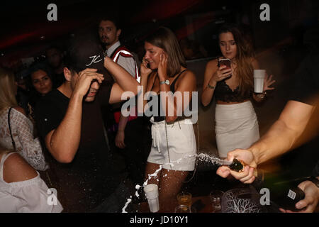 Watford, Regno Unito. Il 18 giugno, 2017. Jon Clark, Myles Barnet & Chris Clark partying al nightclub Hydeout Watford. Jon si era visto pesantemente flirtare con una bella bionda partygoer e la volle dargli il suo numero. Ella ha inizialmente rifiutato ma in seguito lei ha dato al suo avanza e la coppia scambiati i numeri. Jon e la ragazza pesantemente rasentato trascorrendo la maggior parte della notte insieme. I ragazzi si sono goduti le bottiglie di vodka, whisky e champagne. Myles spruzzato champagne su festaioli ma trattenuti dal flirtare raccontare a tutti la sua ragazza è "l'amore della mia vita' Credit: Walsh Ayeesha/Alamy Live News Foto Stock