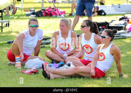 Henley-on-Thames, UK. 18th June, 2017. The crew is resting in the shade while waiting for their competition. Credit: Uwe Deffner/Alamy Live News Foto Stock